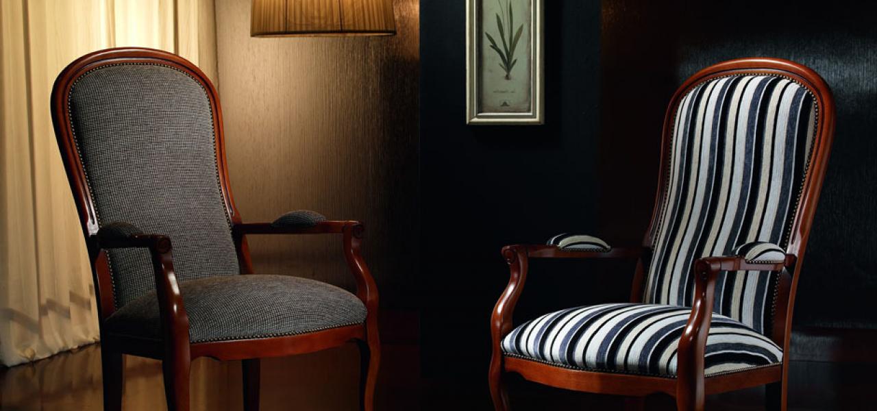 klassieke fauteuil - Breda - kersen - chesterfield - zetel - salon - vitrinekast - art deco